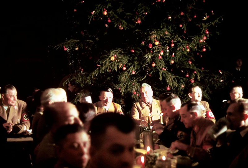 Hitler y oficiales nazis celebrando la Navidad en 1941 (Munich). Getty